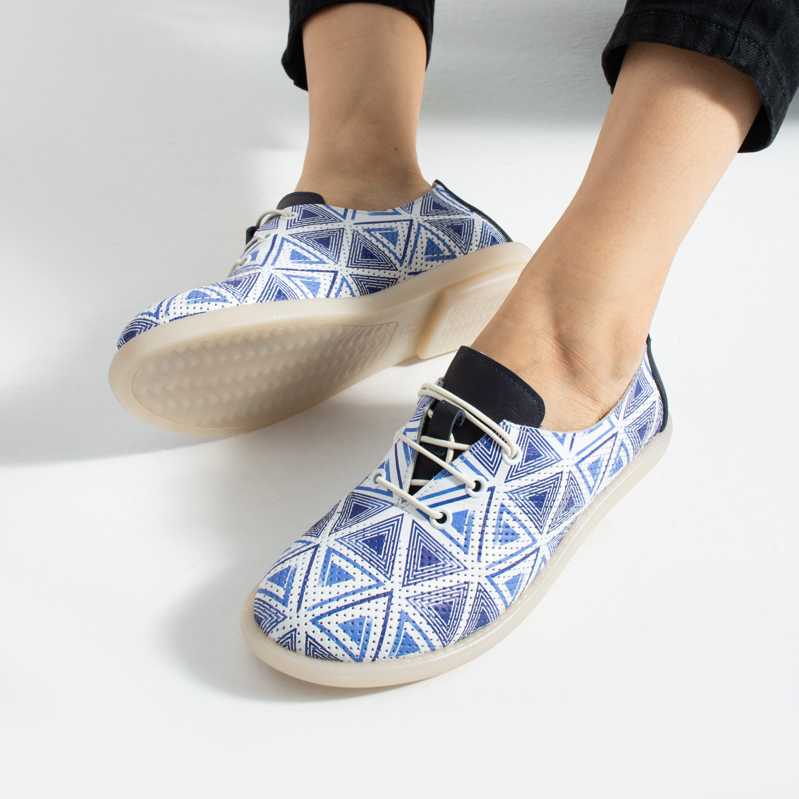 Scarpe comodissime in pelle da donna con memory foam – bianco e blu Scarpe casual da donna 5 Дамски обувки с мемори пяна от естествена кожа - сини с принт 10949 Бял Син