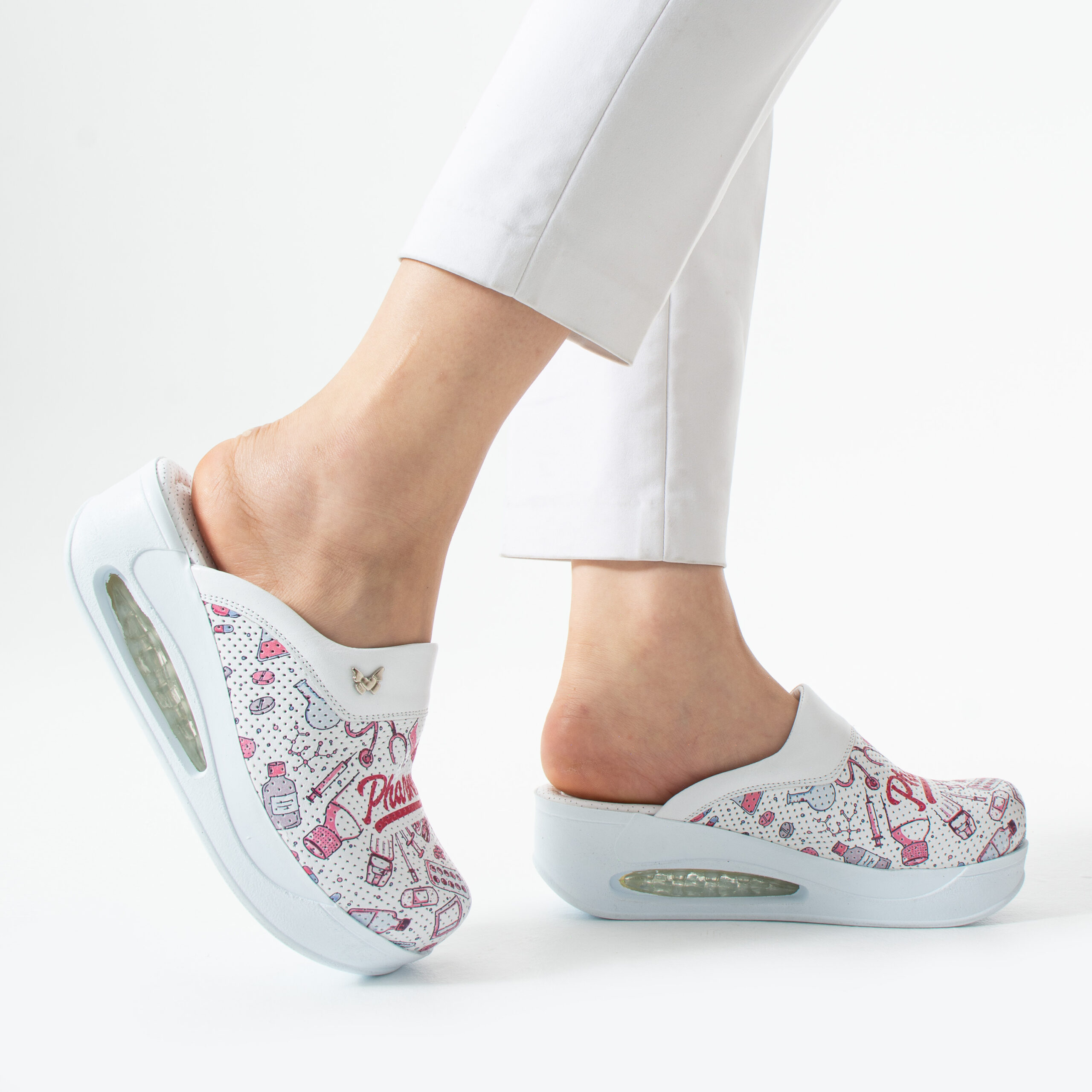 Zoccoli sanitari da donna in pelle con suola ammortizzata – fantasia Pharmacy Zoccoli da lavoro donna sabo-airmax-1 3 Zoccoli sanitari da donna in pelle con suola ammortizzata - fantasia Pharmacy — 3