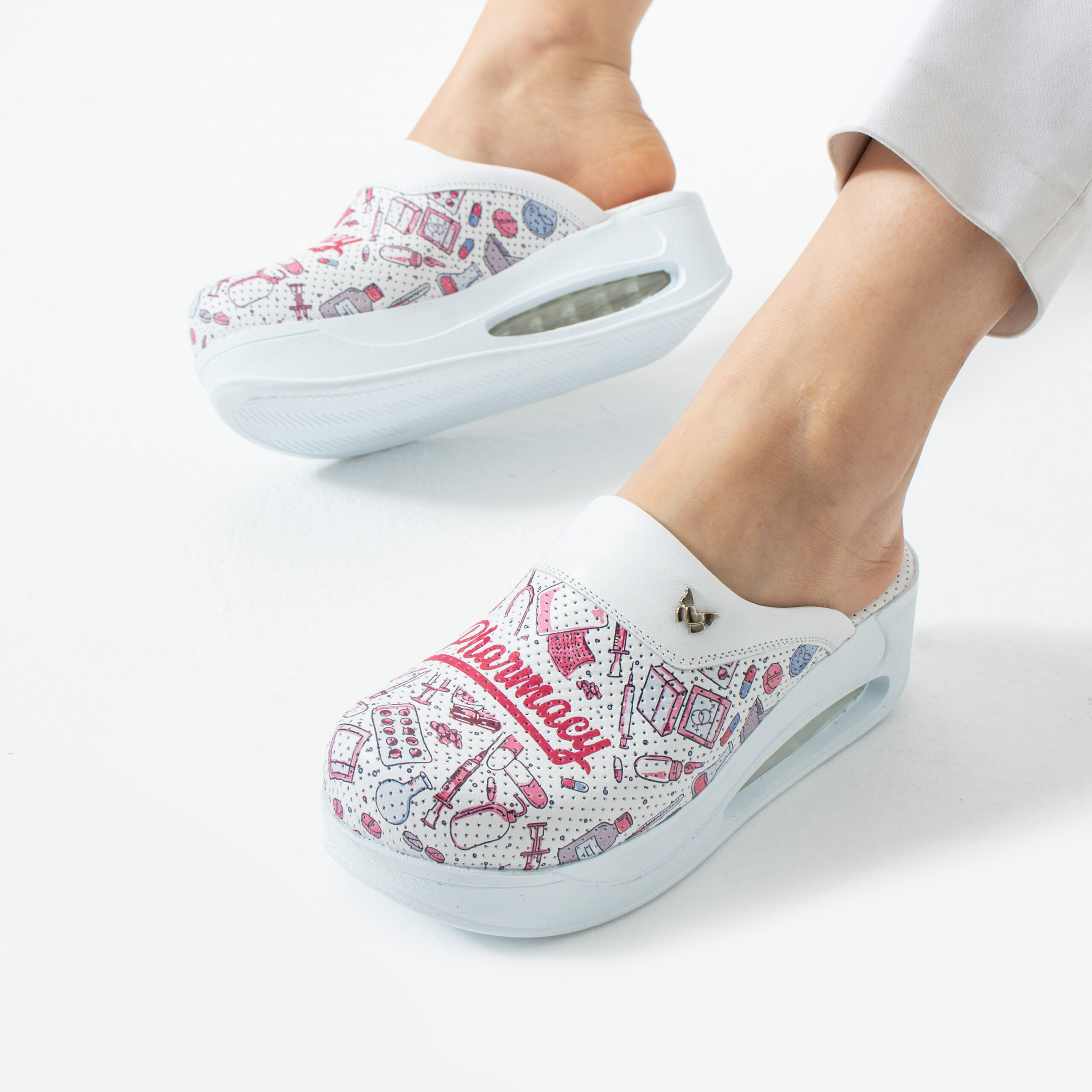 Zoccoli sanitari da donna in pelle con suola ammortizzata – fantasia Pharmacy Zoccoli da lavoro donna sabo-airmax-1 4 Zoccoli sanitari da donna in pelle con suola ammortizzata - fantasia Pharmacy — 4