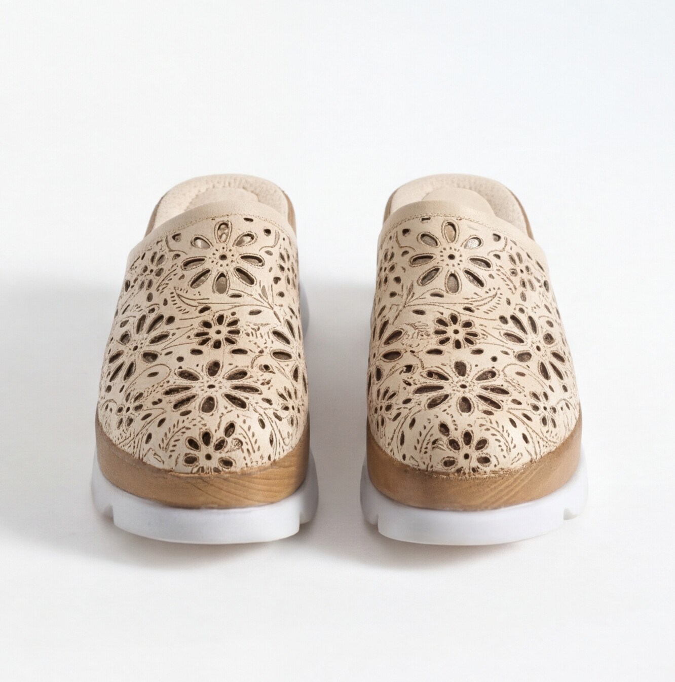 Zoccoli chiusi beige da donna in pelle Sabot da donna 7 Zoccoli chiusi beige da donna in pelle - vista dall'alto