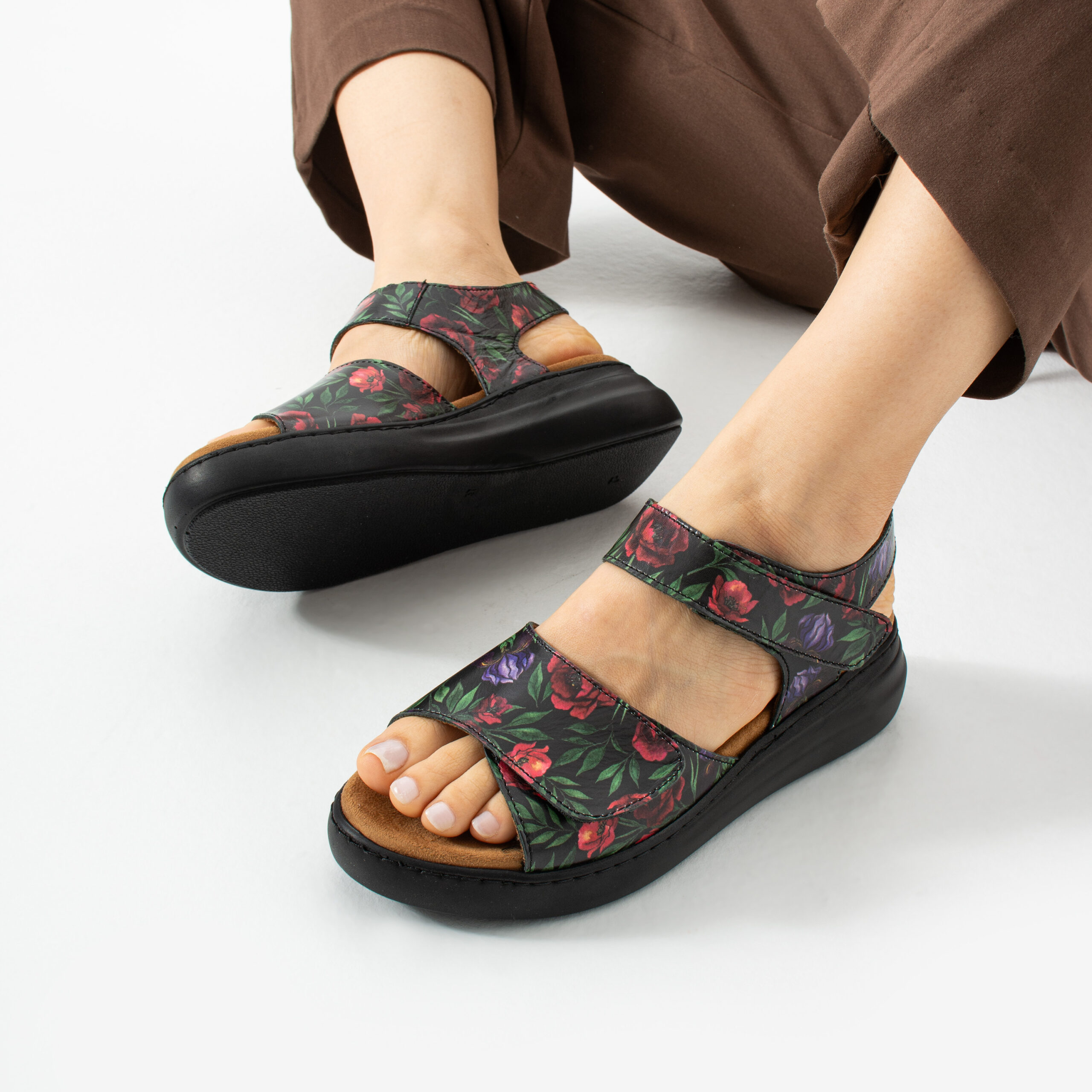 Sandali da donna in pelle con plantare estraibile e strappo Sandali e ciabatte da donna 5 Marea Romance 10911 Черен Цветен