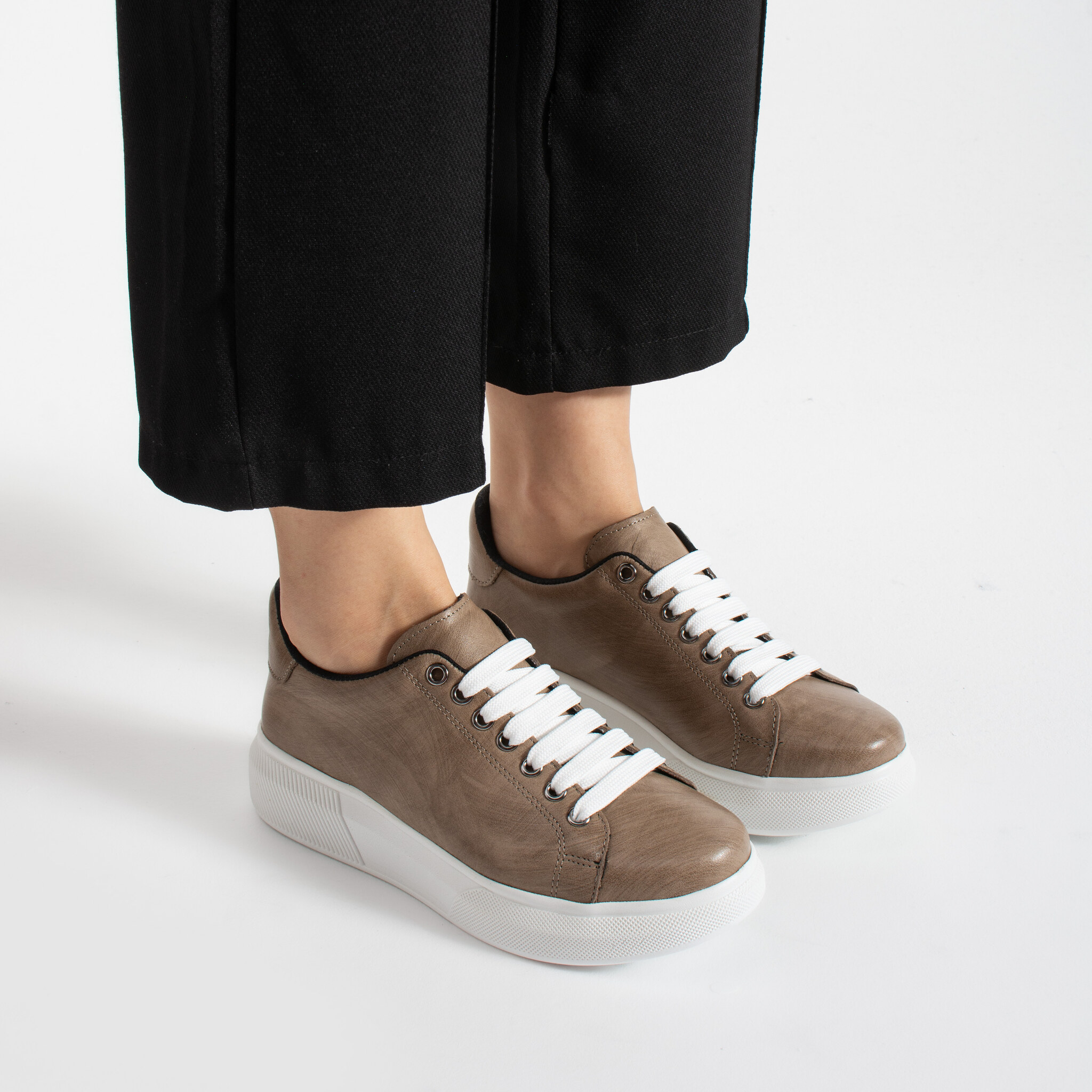 Sneakers eleganti da donna in vera pelle Sneakers da donna Sneakers eleganti da donna in vera pelle - TSL Timeless Sandstone