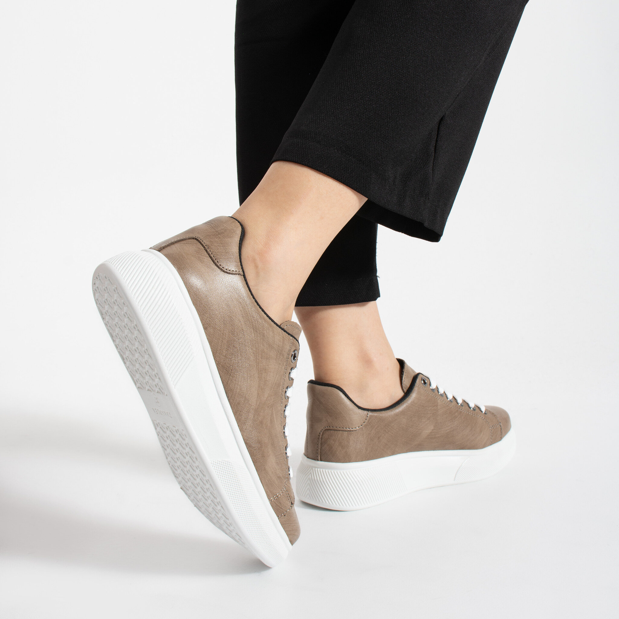 Sneakers eleganti da donna in vera pelle Sneakers da donna 6 Sneakers eleganti da donna in vera pelle - vista laterale
