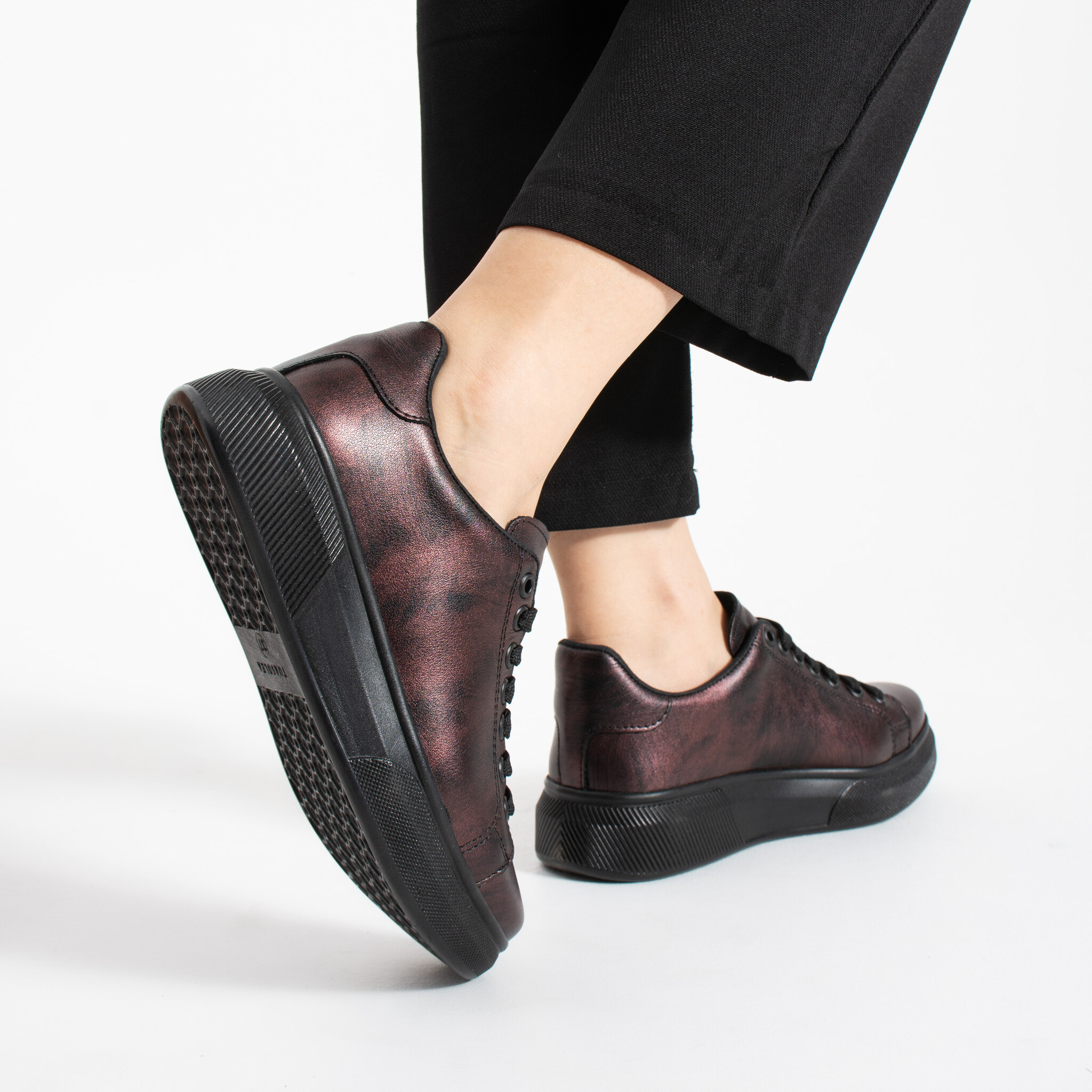 Sneakers eleganti da donna in vera pelle Sneakers da donna 6 Sneakers eleganti da donna in vera pelle - vista laterale